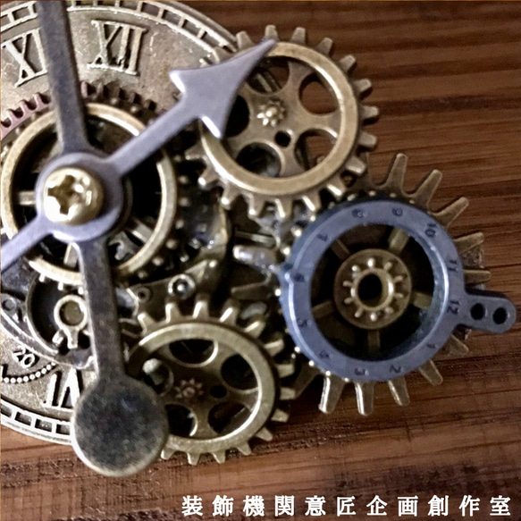 時計の文字盤を中心に歯車が装飾するバレッタno.5/1503 4枚目の画像
