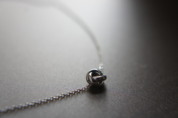 【ifumé】つけっぱなしOK！シルバーのプチトリニティ サージカルステンレスネックレス 4枚目の画像