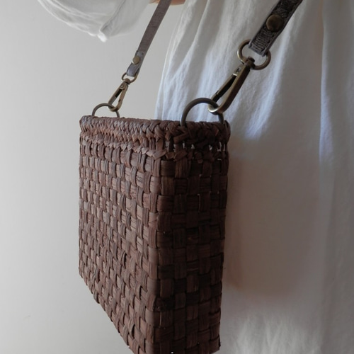 山ぶどうショルダーbag 9㎜平編 #3 山葡萄のつる(皮)で編んだ 山ぶどうショルダーbag 9㎜平編 #3 山葡萄のつる(皮)で編んだ