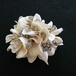 コサージュ ［ velvet petal corsage （クリーム） ］ 2枚目の画像