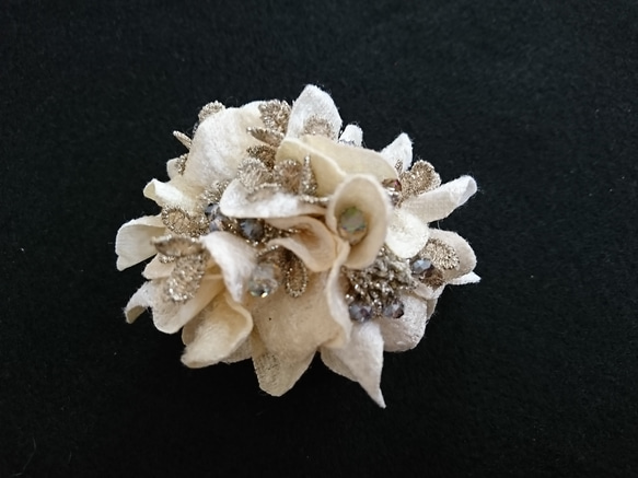 コサージュ ［ velvet petal corsage （クリーム） ］ 2枚目の画像