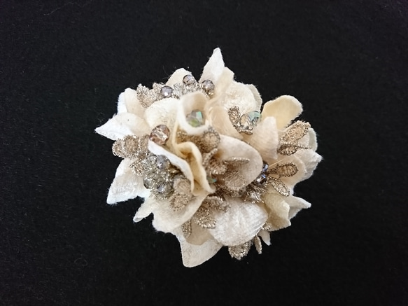 コサージュ ［ velvet petal corsage （クリーム） ］ 3枚目の画像