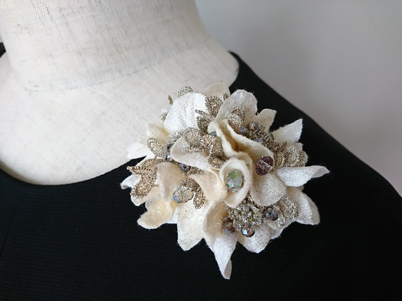 コサージュ ［ velvet petal corsage （クリーム） ］ 4枚目の画像