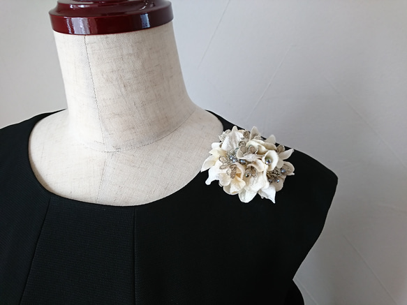コサージュ ［ velvet petal corsage （クリーム） ］ 5枚目の画像