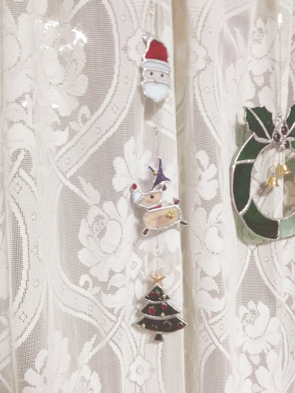 ステンドグラス製　クリスマスモチーフサンキャッチャー(サンタ、トナカイ、ツリー) 1枚目の画像