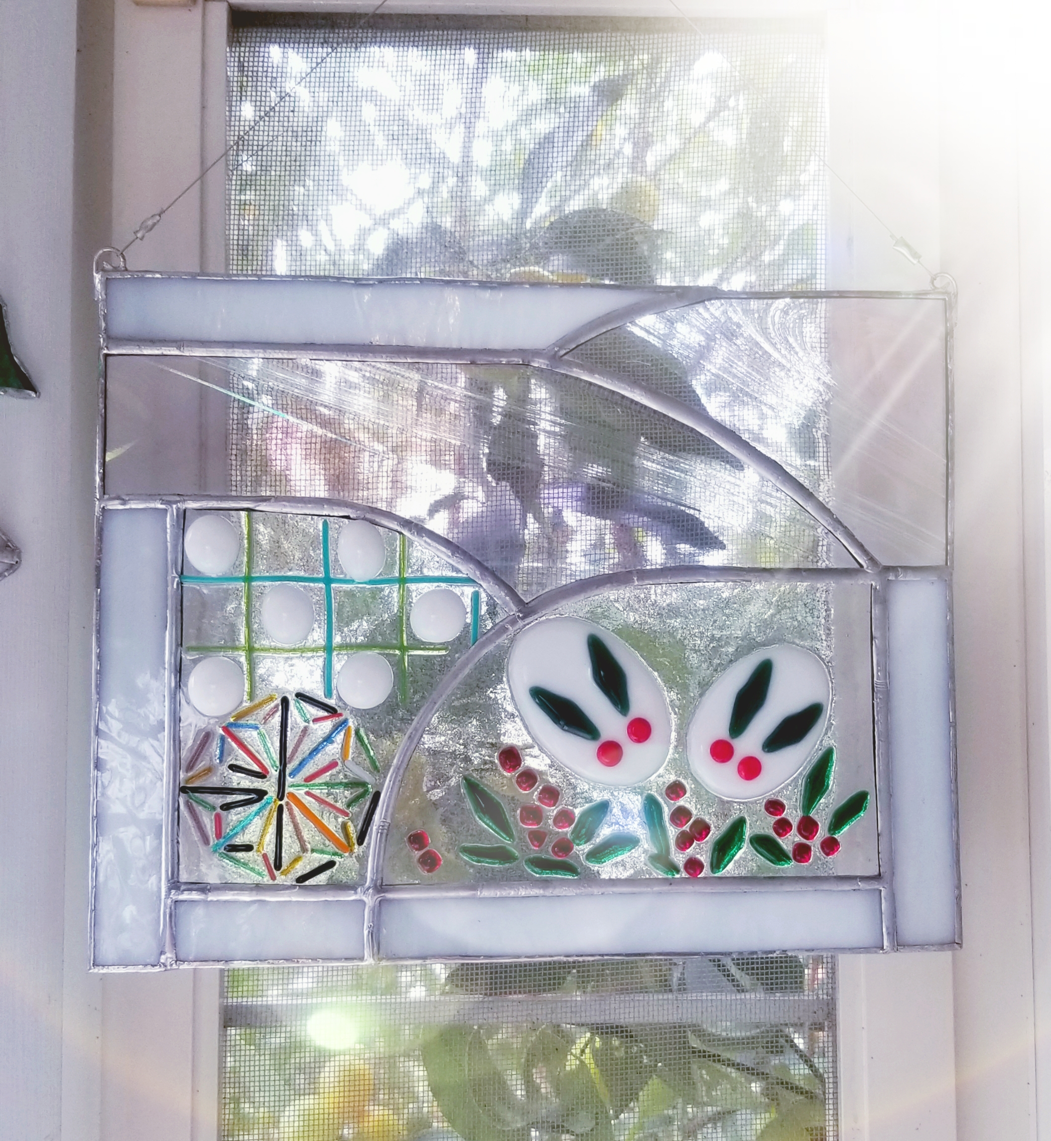 現品限り　ステンドグラス　うさぎと雪の結晶　モチーフのパネル 現品限り ステンドグラス うさぎと雪の結晶 モチーフのパネル 【公式通販】