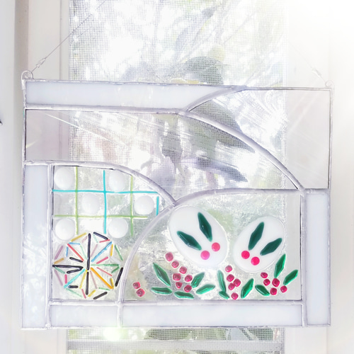 ステンドグラス うさぎと雪の結晶 モチーフのパネル(スタンド付) N.T様