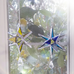 ステンドグラス　クリスタルが輝く　黄色い星のサンキャッチャー(写真左) 1枚目の画像