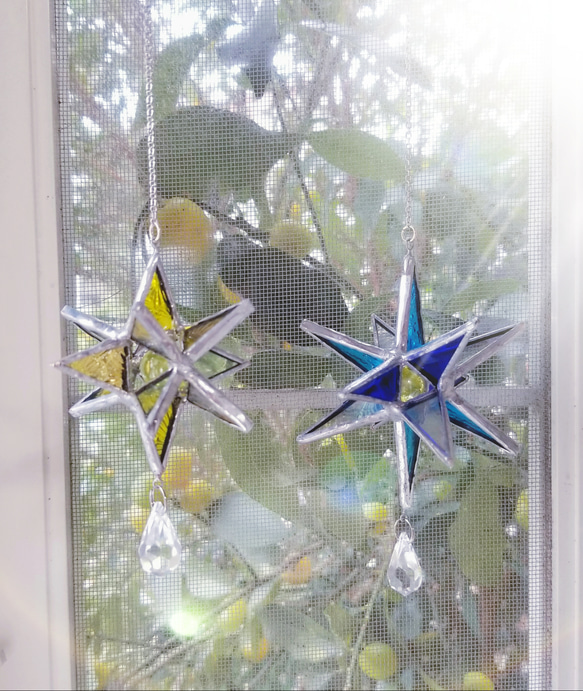ステンドグラス　クリスタルが輝く　青い星のサンキャッチャー(写真右) 1枚目の画像