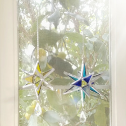 ステンドグラス　クリスタルが輝く　青い星のサンキャッチャー(写真右) 2枚目の画像