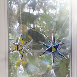 ステンドグラス　クリスタルが輝く　青い星のサンキャッチャー(写真右) 3枚目の画像