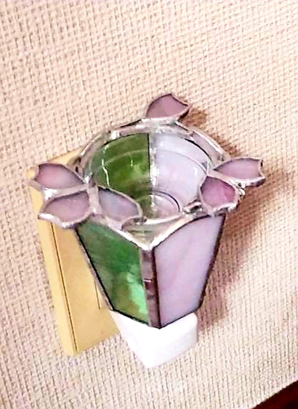 カラフル幻想的　ステンドグラス　桜モチーフのアロマランプ　フットランプにも 4枚目の画像