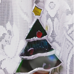 ステンドグラス製　平和のシンボル青い鳥と　クリスマスツリー　のサンキャッチャー 3枚目の画像