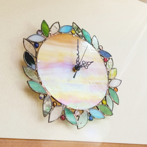 ステンドグラス製　アートガラスリーフの　ウォールクロック ステンドグラス製アートガラスリーフのウォールクロック