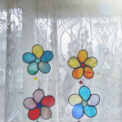 ステンドグラス製　カラフルなお花のサンキャッチャー(お花2連タイプ) 2枚目の画像