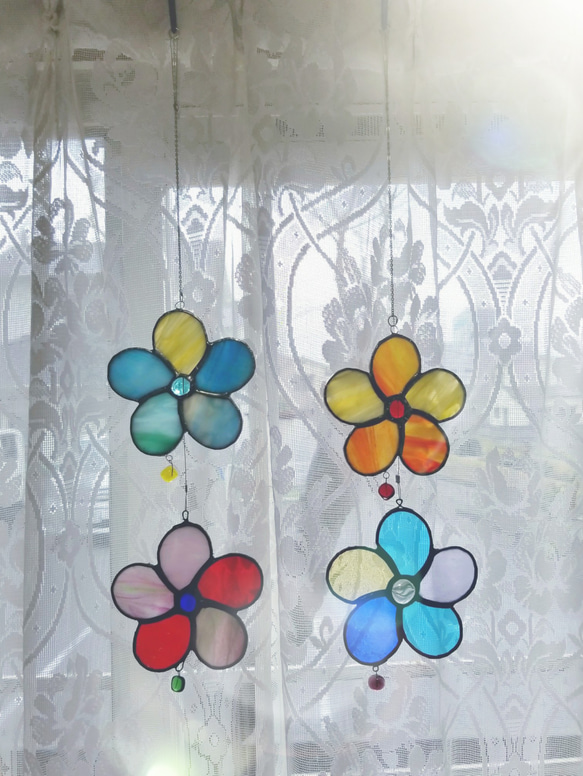 ステンドグラス製　カラフルなお花のサンキャッチャー(お花2連タイプ) 2枚目の画像