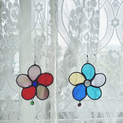 ステンドグラス製　カラフルなお花のサンキャッチャー(お花2連タイプ) 4枚目の画像