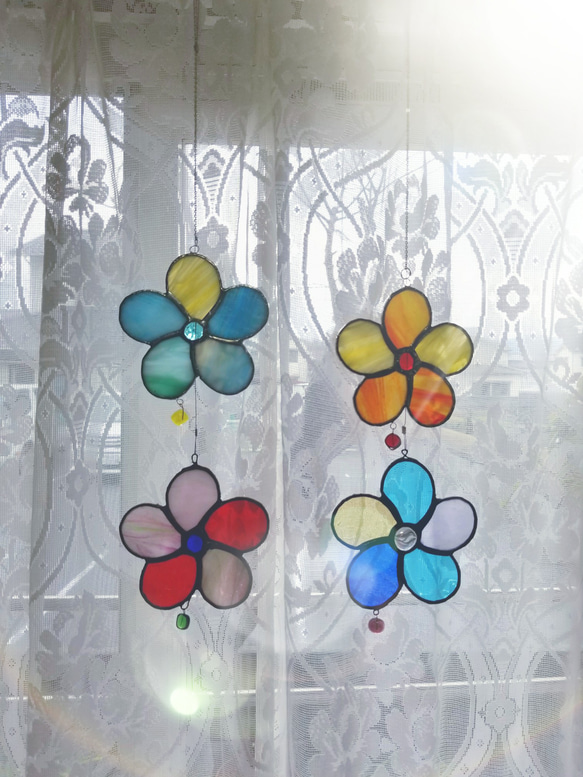 ステンドグラス製　カラフルなお花のサンキャッチャー(お花1個タイプ) 3枚目の画像