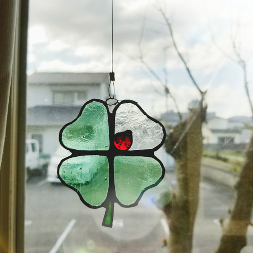 ハッピーモチーフ ステンドグラス製よつばのクローバーのサン