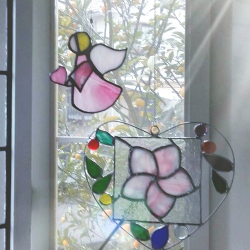 ステンドグラス製 桜モチーフのハート型サンキャッチャー サン