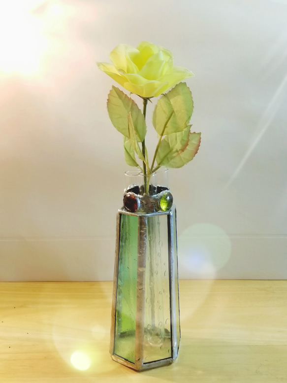 ステンドグラス製　アンティーク調　グリーンのフラワーベース(花瓶) 1枚目の画像