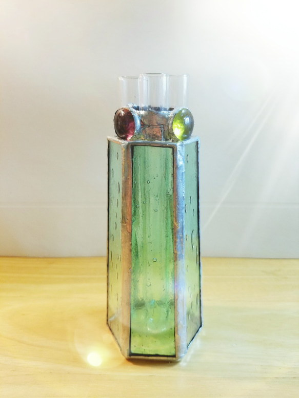 ステンドグラス製　アンティーク調　グリーンのフラワーベース(花瓶) 2枚目の画像