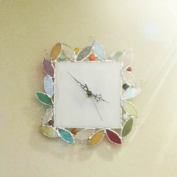 アンティーク調　ステンドグラス製　カラフルリーフのウォールクロック(電波時計) 4枚目の画像