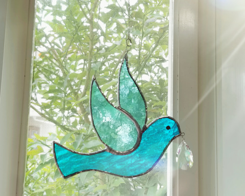 幸運を呼ぶシンボル ステンドグラス クリスタルをくわえた青い鳥のサン