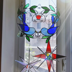 幸運を呼ぶ！平和のシンボル　ステンドグラス製ツインバードのサンキャッチャー 2枚目の画像