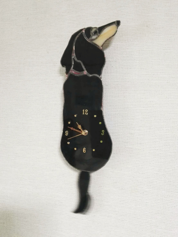 ご予約可　ステンドグラス　ミニチュアダックスのしっぽ振り時計　(壁掛け時計) 2枚目の画像