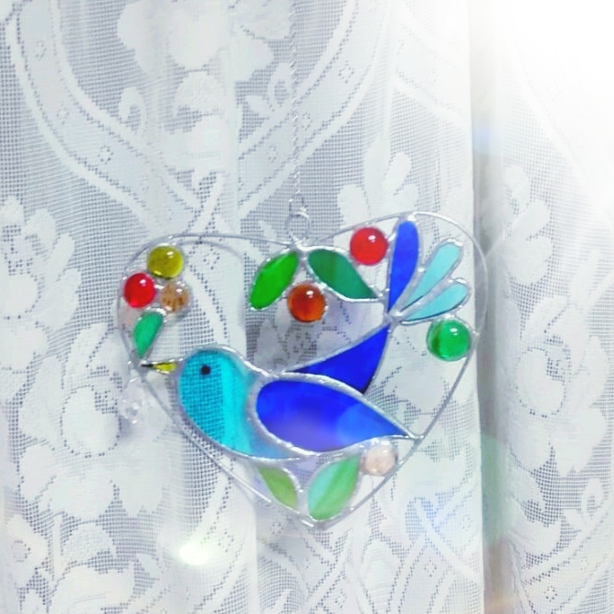 平和のシンボル　ステンドグラス　クリスタルを運ぶブルーバードのサンキャッチャー