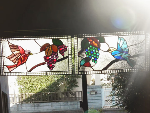 ステンドグラス　青い鳥とぶどうのパネル(スタンド付) ⌒‐⌒