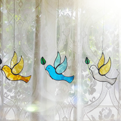 幸運を呼ぶ平和のシンボル ステンドグラス製 青い鳥のサンキャッチャー