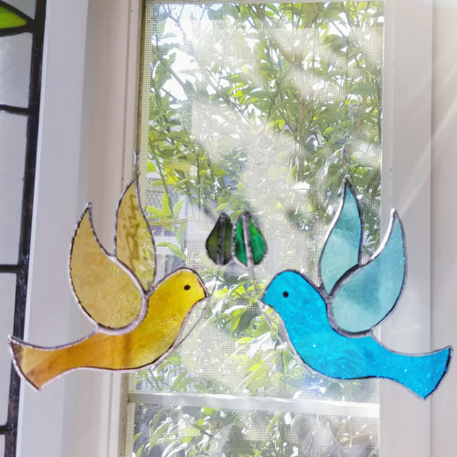 ハッピーモチーフ ステンドグラス 小鳥のサンキャッチャー サン