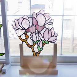 ステンドグラス製　アンティーク調　ピンクの木蓮　サンキャッチャーパネル(スタンド付) 2枚目の画像