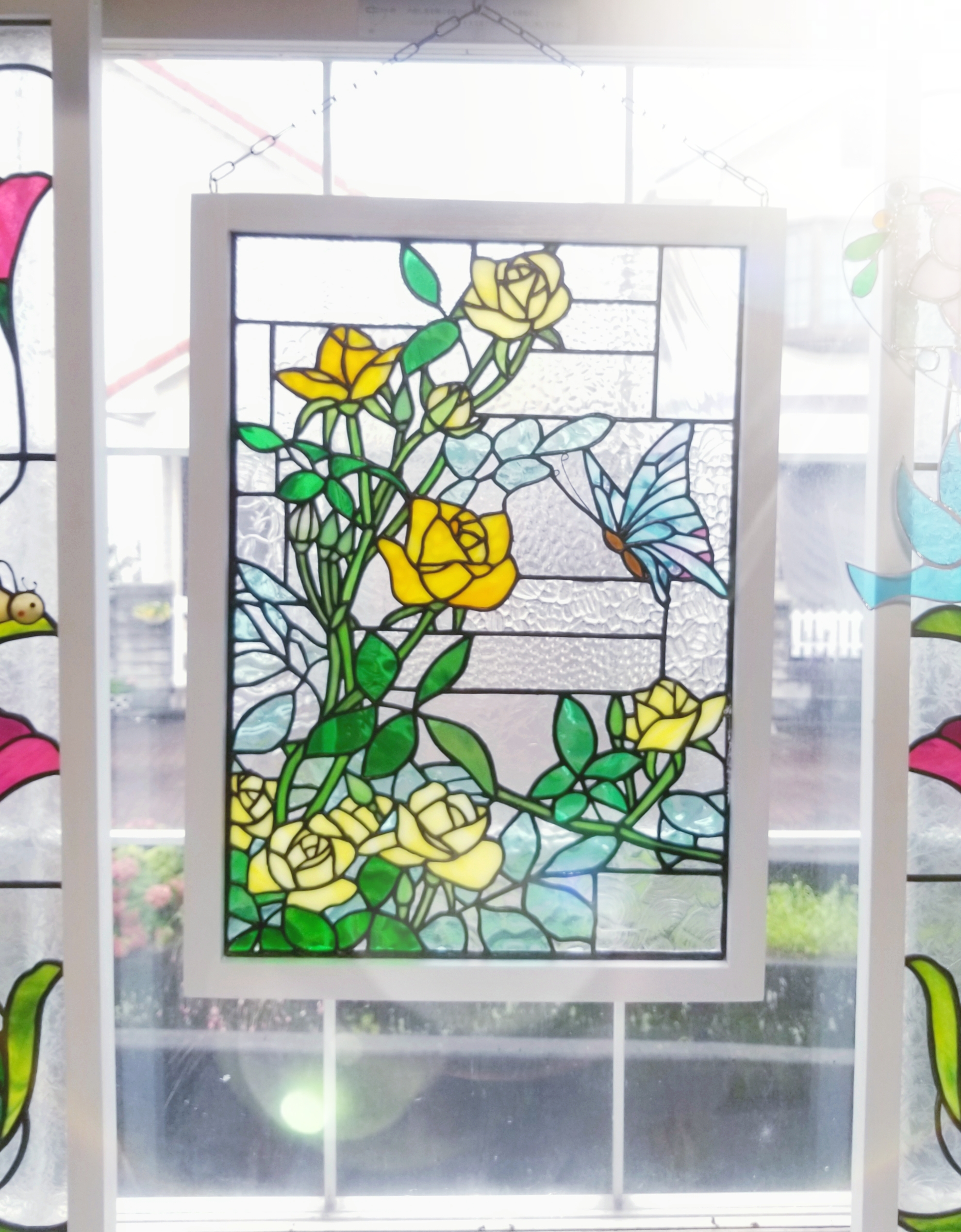 ステンドグラス　黄色いバラと蝶のパネル　(スタンド付) 46,799円