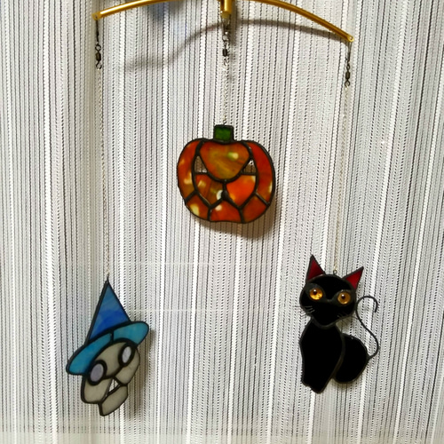 ハロウィンに　ステンドグラス　モビール(魔女、ガイコツ、黒猫) ハロウィンのデコレーションに ステンドグラス ほうきに乗った