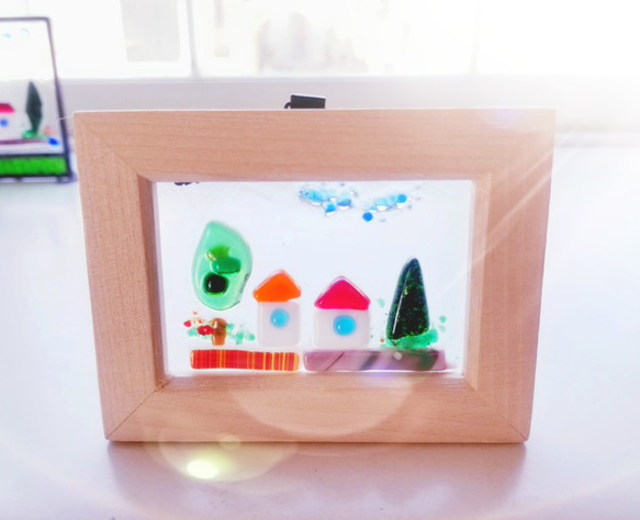 ステンドグラス 虹がかかった山とかわいいお家のパネル(フュージング