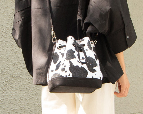 入手困難　牛柄ショルダーバッグ　ミニ巾着　カウ　牛柄　白　茶系　大人気　値下げ 0_993c5d3898c71cf707f8b596149d