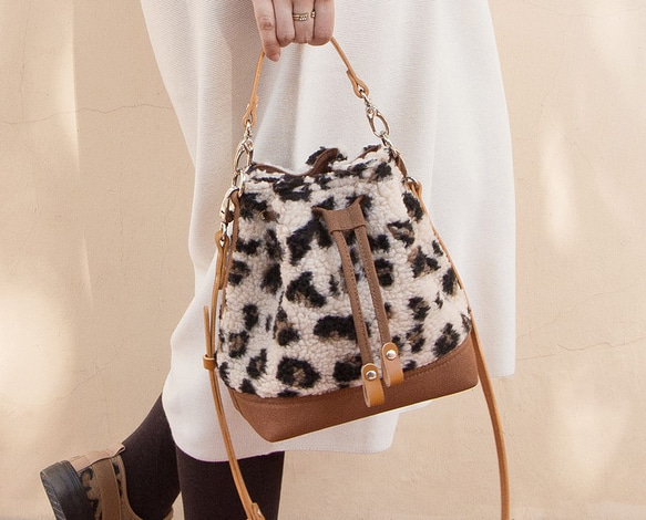Love Moschino JC6403PP1ELA0110, Avorio: Handbags: Amazon.com