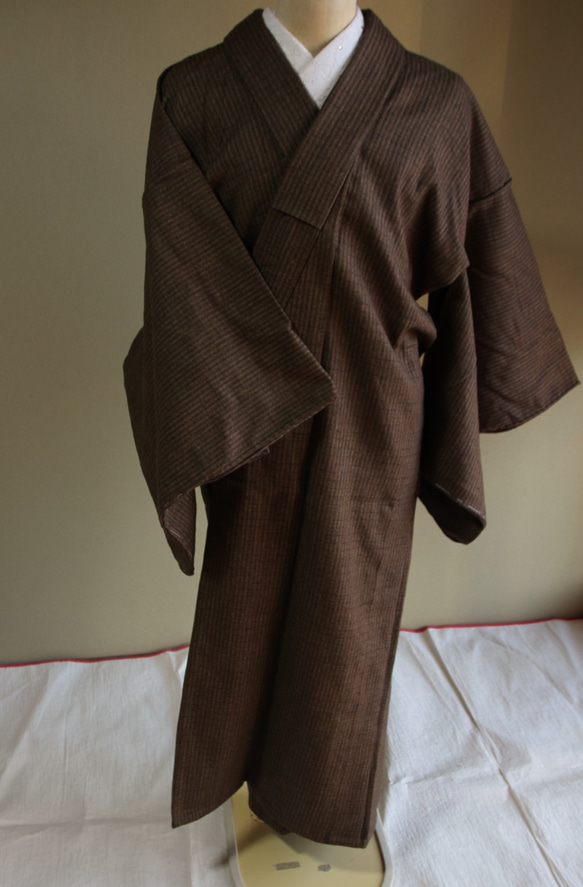 かんたん着物 こげ茶に縦縞模様　深川芸者のような粋なメンズライクコート　裄68ｃｍ　あったかい厚手ネプ地　ウール着物 2枚目の画像