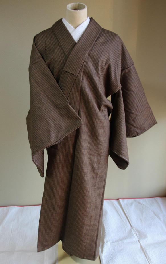 かんたん着物 こげ茶に縦縞模様　深川芸者のような粋なメンズライクコート　裄68ｃｍ　あったかい厚手ネプ地　ウール着物 4枚目の画像