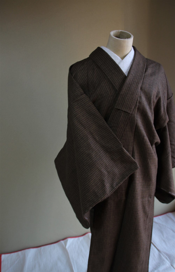 かんたん着物 こげ茶に縦縞模様　深川芸者のような粋なメンズライクコート　裄68ｃｍ　あったかい厚手ネプ地　ウール着物 8枚目の画像