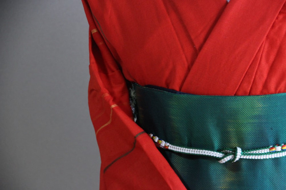 イタリアンレッドに一筋のリボンラインがサイケデリックでモダン　裄66.5ｃｍ　ウール着物和裁師手縫い着物 10枚目の画像