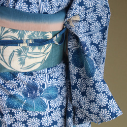 大人かわいい藍染浴衣　明るめブルー細かい小菊に菖蒲柄　　裄68ｃｍ　トールサイズ　木綿　和裁 2枚目の画像