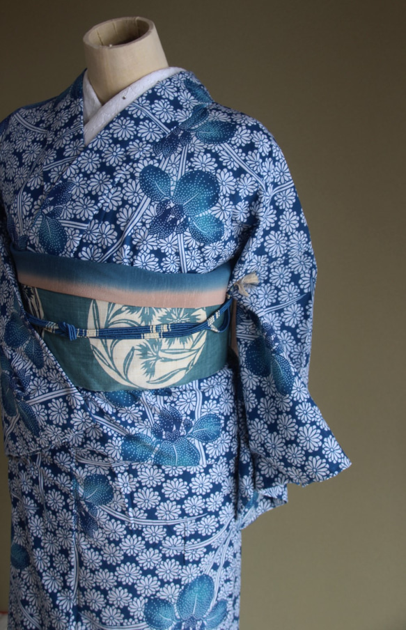 大人かわいい藍染浴衣　明るめブルー細かい小菊に菖蒲柄　　裄68ｃｍ　トールサイズ　木綿　和裁 3枚目の画像