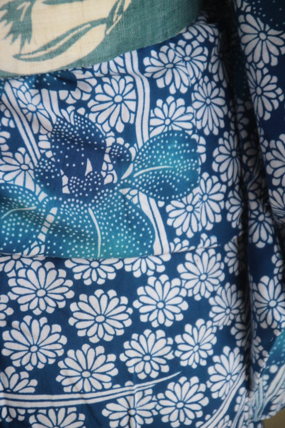 大人かわいい藍染浴衣　明るめブルー細かい小菊に菖蒲柄　　裄68ｃｍ　トールサイズ　木綿　和裁 4枚目の画像