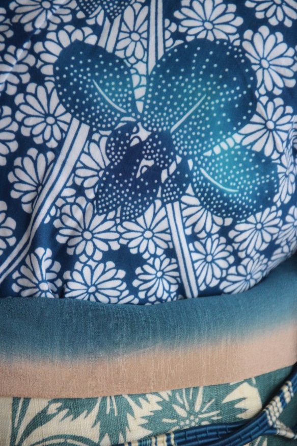 大人かわいい藍染浴衣　明るめブルー細かい小菊に菖蒲柄　　裄68ｃｍ　トールサイズ　木綿　和裁 5枚目の画像