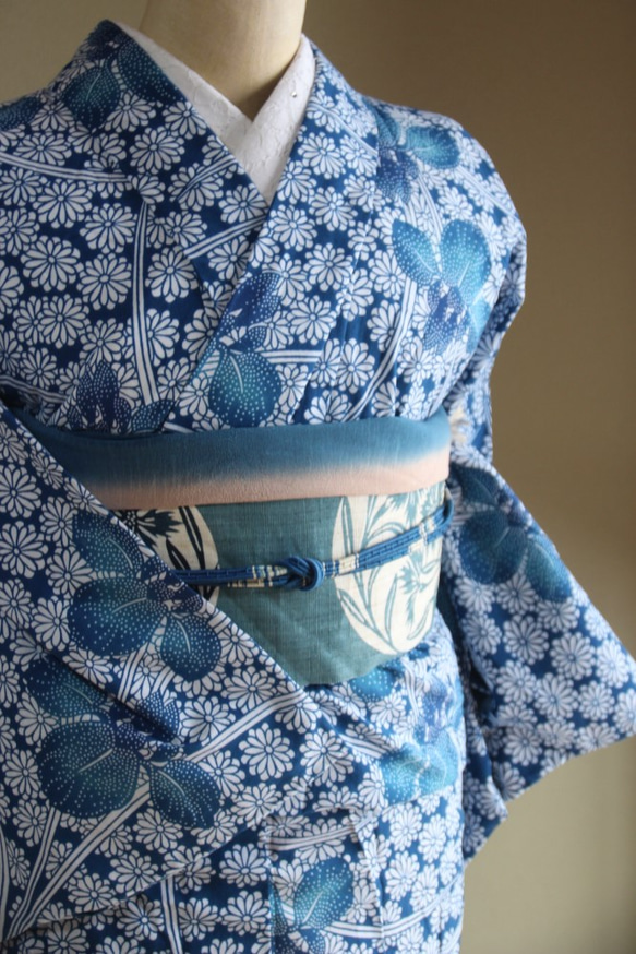 大人かわいい藍染浴衣　明るめブルー細かい小菊に菖蒲柄　　裄68ｃｍ　トールサイズ　木綿　和裁 6枚目の画像
