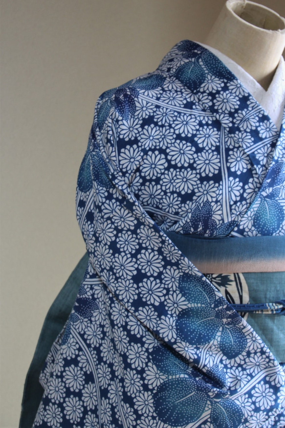 大人かわいい藍染浴衣　明るめブルー細かい小菊に菖蒲柄　　裄68ｃｍ　トールサイズ　木綿　和裁 7枚目の画像